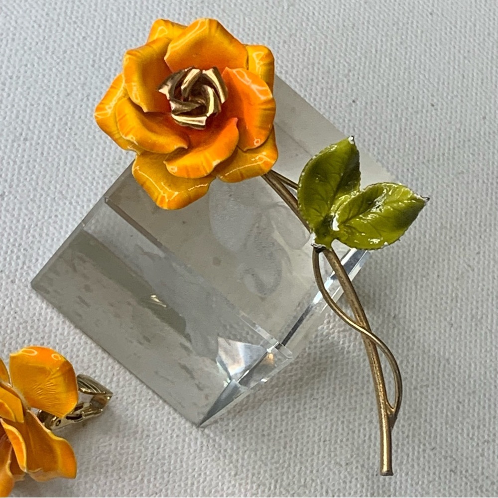 Retro Flower Power Enamel Brooch Pin and Clip Earrings Set Orange & Gold Floral - Picture 13 of 15